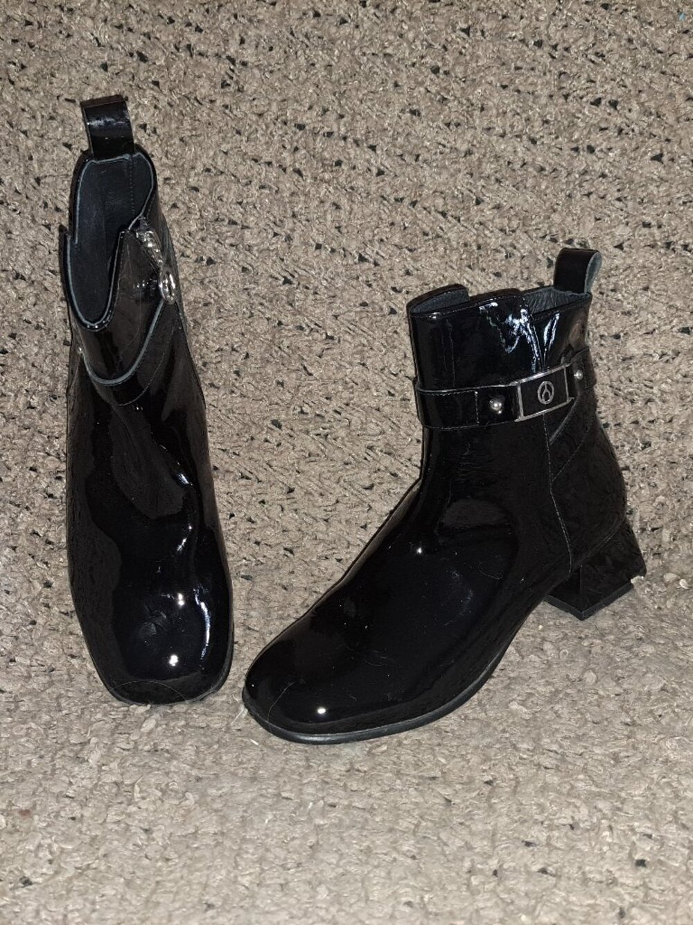 THE WISHBONE COLLECTION-Black Patent Leather Bootie-Side Zip-Sz 8.5-Near Mint